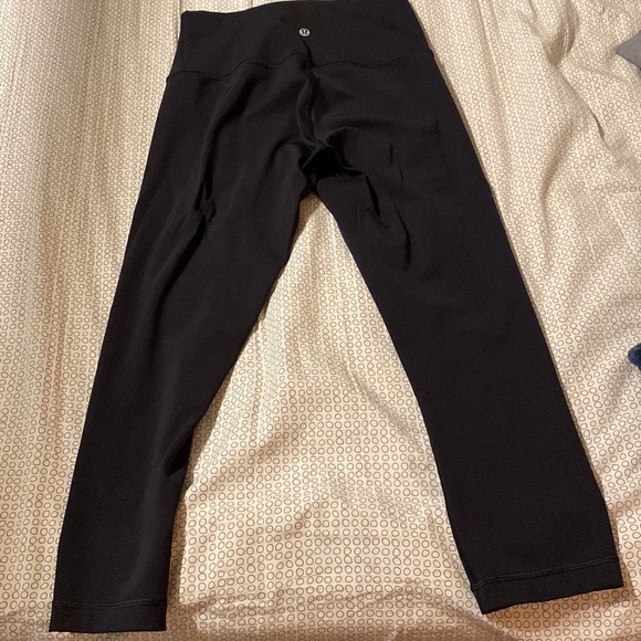 Lululemon black capris size 6 - Picture 2 of 4